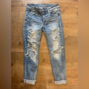 American Eagle tomgirl distressed crop jean